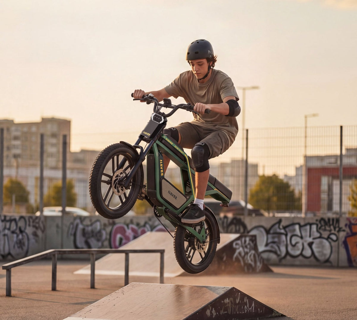 NAVEE KG05 Moped-Style Fat Tire Electric Bike - view 7