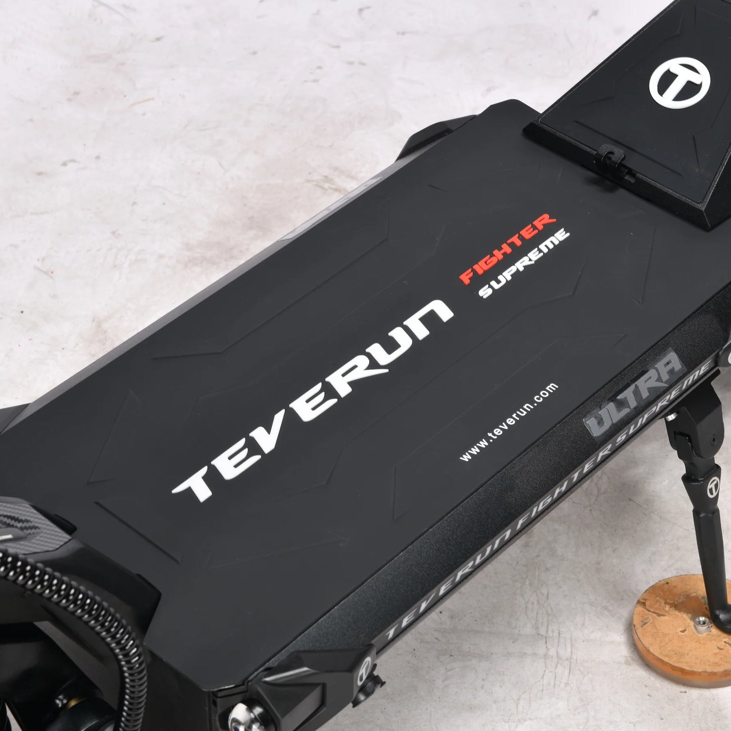 Black scooter with 'Teverun' branding on a light gray background