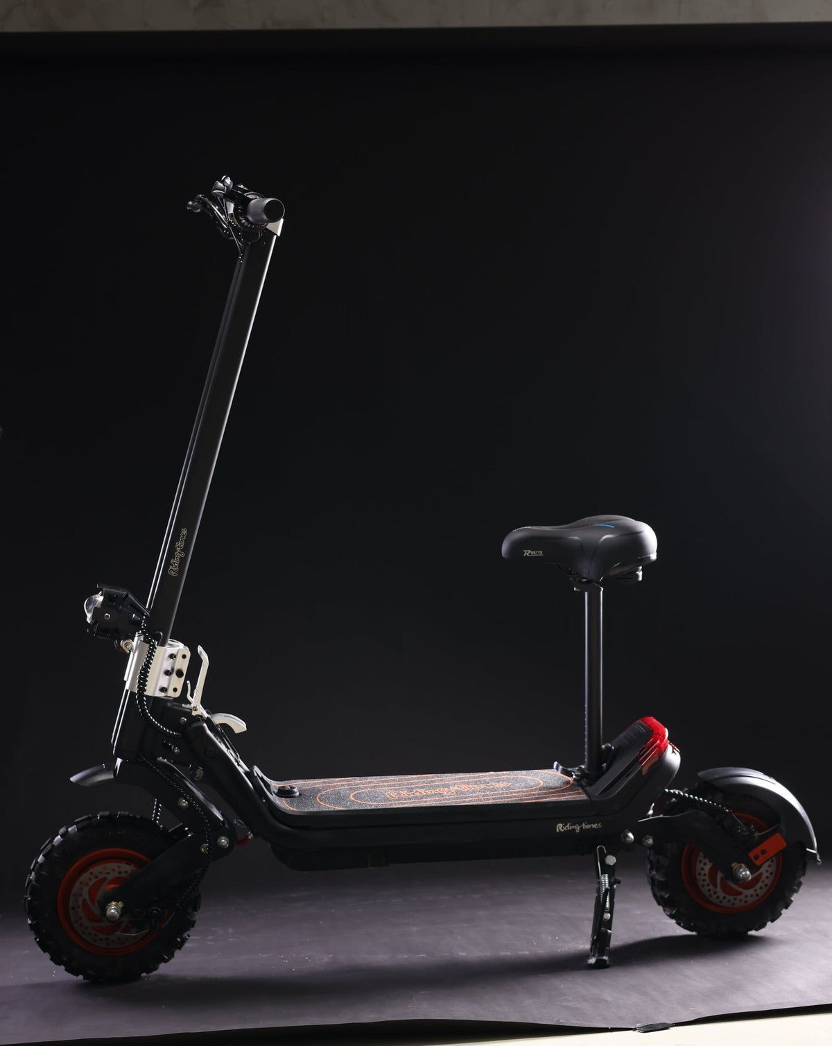 Riding’times G63 dual motor electric scooter fitted with the optional seat