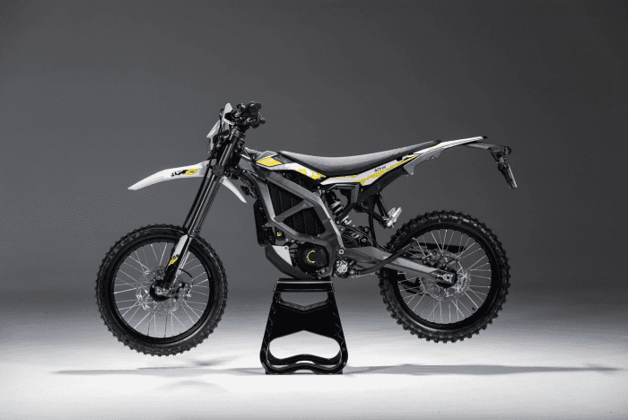 2025 Surron Ultra Bee 2025 electric dirt bike with 12.5 kW motor, 440 Nm torque, lightweight aluminum frame, and off-road capabilities.