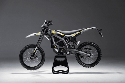 2025 Surron Ultra Bee 2025 electric dirt bike with 12.5 kW motor, 440 Nm torque, lightweight aluminum frame, and off-road capabilities.